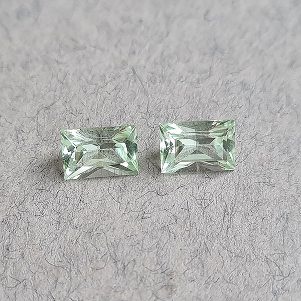 Зеленые бериллы 1.32ct пара