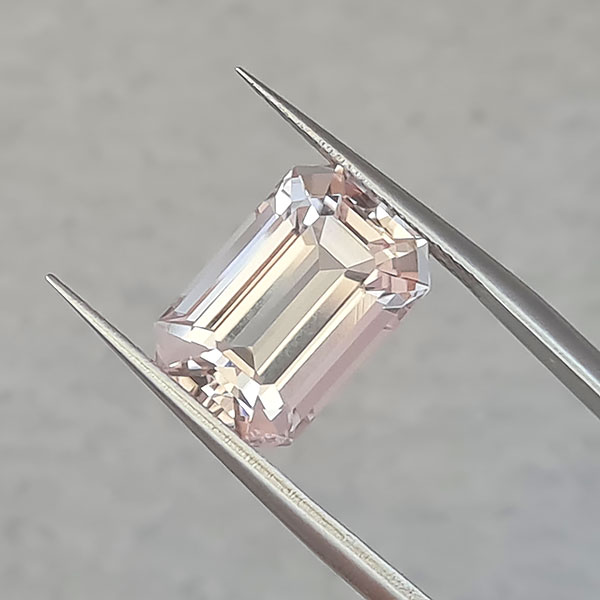Персиковый морганит 5.90ct