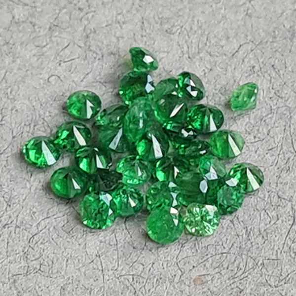 Цавориты гранаты 2.25ct 2.8 мм 25 шт