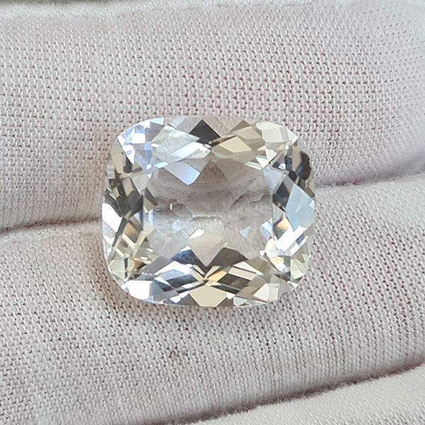 Белый топаз 21.55ct