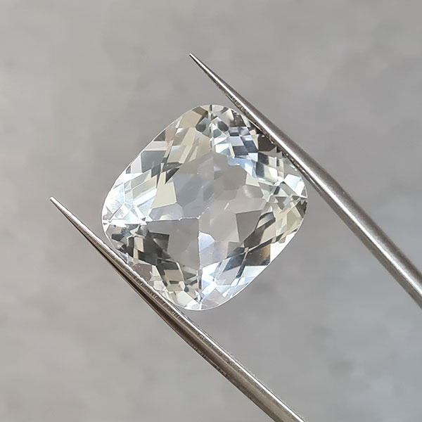 Белый топаз 21.55ct